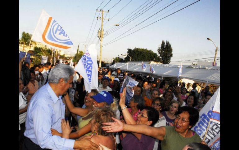 Alberto Cárdenas convive y atiende a ciudadanos de la colonia Jardines de la Cruz. ESPECIAL  /