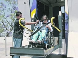 ''Nachito'' ayuda al descenso de una paciente, en las afueras del CRIT.  /