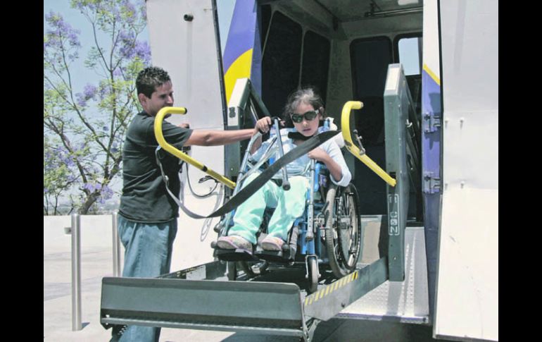 ''Nachito'' ayuda al descenso de una paciente, en las afueras del CRIT.  /