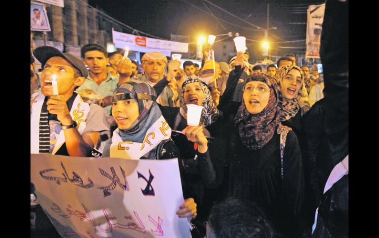 Cientos de yemeníes protestan en repudio por la masacre perpetrada por terroristas de Al Qaeda en Saná. REUTERS  /