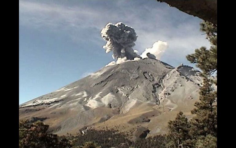 El volcán Popocatépetl registra una alta actividad, con fumarolas de vapor, agua y ceniza de gran altura. EL UNIVERSAL  /