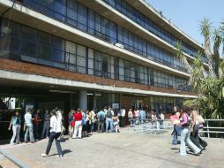 Cerca de 100 estudiantes universitarios se unieron a la causa y mostraron su repudio ante estos actos. ARCHIVO  /