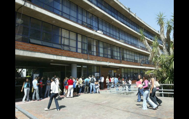 Cerca de 100 estudiantes universitarios se unieron a la causa y mostraron su repudio ante estos actos. ARCHIVO  /