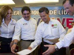 Manuel Espino y Enrique Peña firmaron el respaldo en la Asamblea Nacional de Líderes de 'Volver a Empezar'. ESPECIAL  /