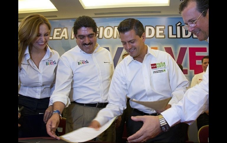 Manuel Espino y Enrique Peña firmaron el respaldo en la Asamblea Nacional de Líderes de 'Volver a Empezar'. ESPECIAL  /