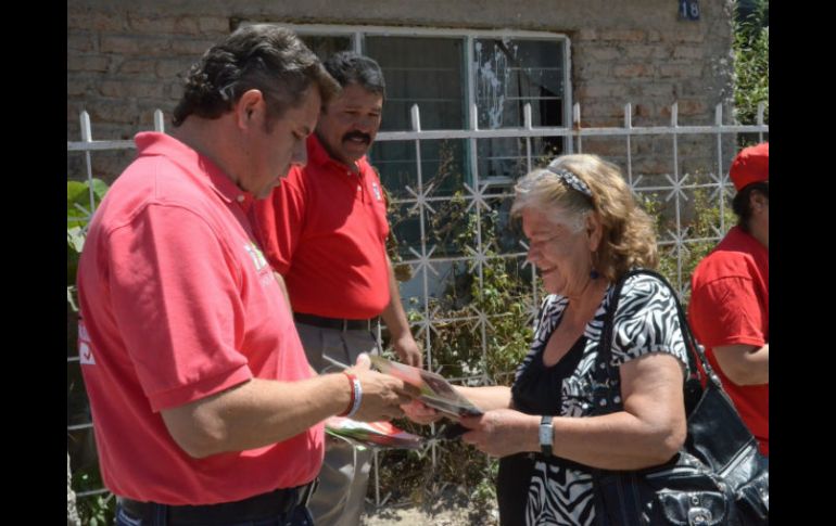 Alfredo Barba invitó a los vecinos a que acudieran a una reunión para plantearles ampliamente sus propuestas. ESPECIAL  /