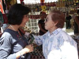 Maricarmen Mendoza realizó un recorrido por el tianguis de Santa Margarita dijo que trabajará en más áreas verdes. ESPECIAL  /