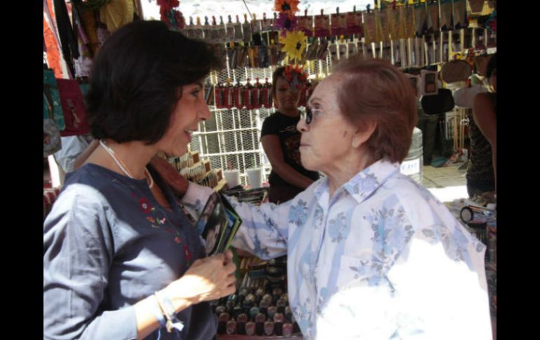 Maricarmen Mendoza realizó un recorrido por el tianguis de Santa Margarita dijo que trabajará en más áreas verdes. ESPECIAL  /