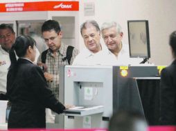 Andrés Manuel López Obrador dijo a los pasajeros que en el pasado proceso fue víctima de una campaña de desinformación. EL UNIVERSAL  /