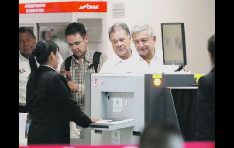 Andrés Manuel López Obrador dijo a los pasajeros que en el pasado proceso fue víctima de una campaña de desinformación. EL UNIVERSAL  /