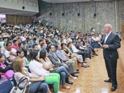 Fernando Guzmán expone sus propuestas de Gobierno ante estudiantes del CUCSH. ESPECIAL  /