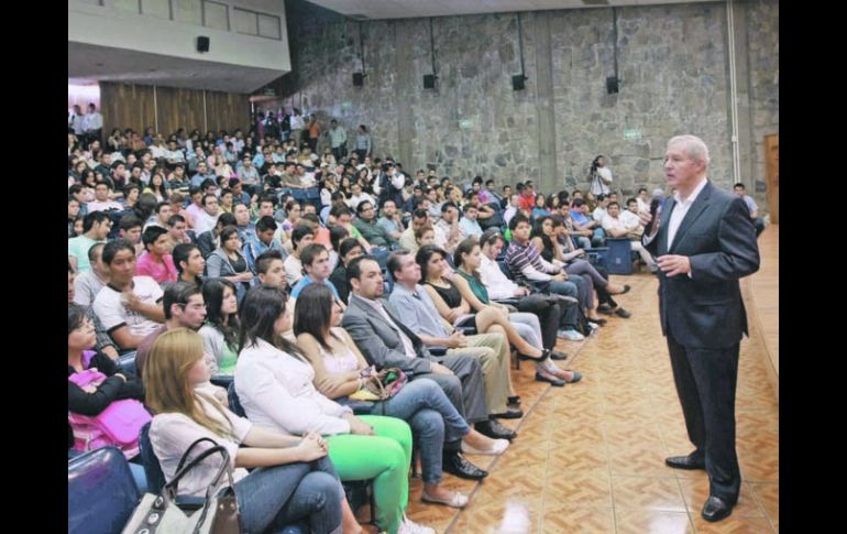 Fernando Guzmán expone sus propuestas de Gobierno ante estudiantes del CUCSH. ESPECIAL  /