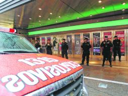 policías federales resguardan el Teatro Gran Rex, en Buenos Aires, donde el ex presidente Álvaro Uribe dará hoy una conferencia.REUTERS  /