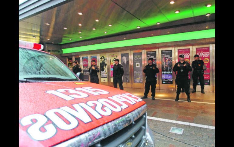 policías federales resguardan el Teatro Gran Rex, en Buenos Aires, donde el ex presidente Álvaro Uribe dará hoy una conferencia.REUTERS  /