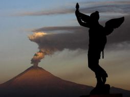 El volcán Popocatépetl visto desde Puebal. EFE  /