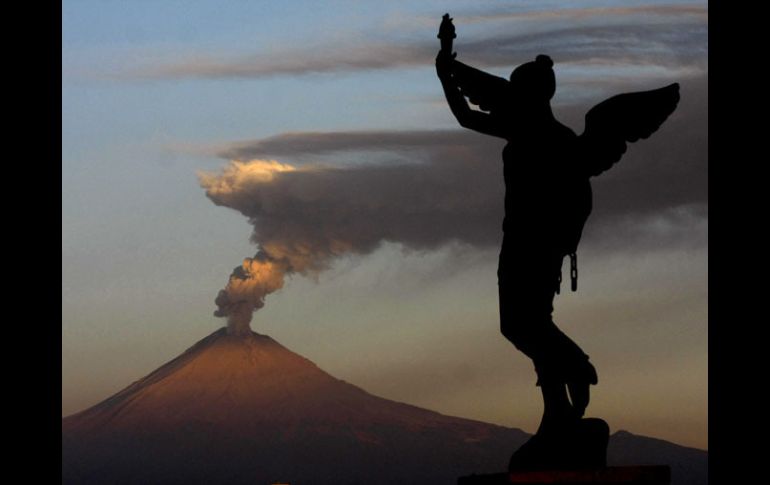 El volcán Popocatépetl visto desde Puebal. EFE  /