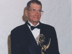 En la imagen de 1997, Eugene Polley recibe un Emmy como reconocimiento a su contribución al desarrollo de la televisión comercial. EFE  /