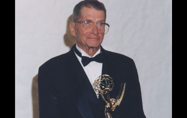 En la imagen de 1997, Eugene Polley recibe un Emmy como reconocimiento a su contribución al desarrollo de la televisión comercial. EFE  /