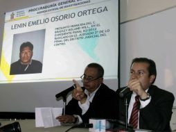 El procurador deOaxaca Manuel Jesús López (d) confirma la detención de Lenin Osorio Ortega (en la ficha al fondo). EFE  /