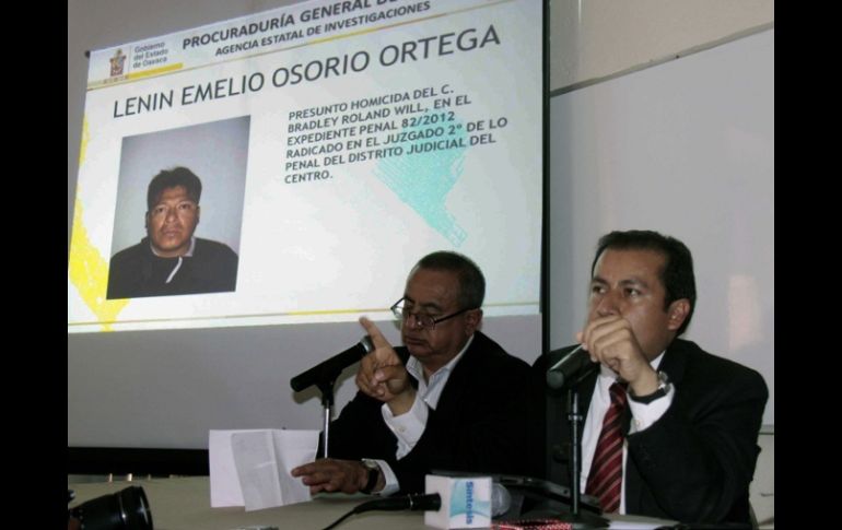 El procurador deOaxaca Manuel Jesús López (d) confirma la detención de Lenin Osorio Ortega (en la ficha al fondo). EFE  /