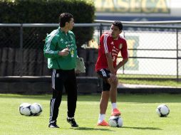 José Manuel de la Torre habla con Barrera durante el entrenamiento. MEXSPORT  /