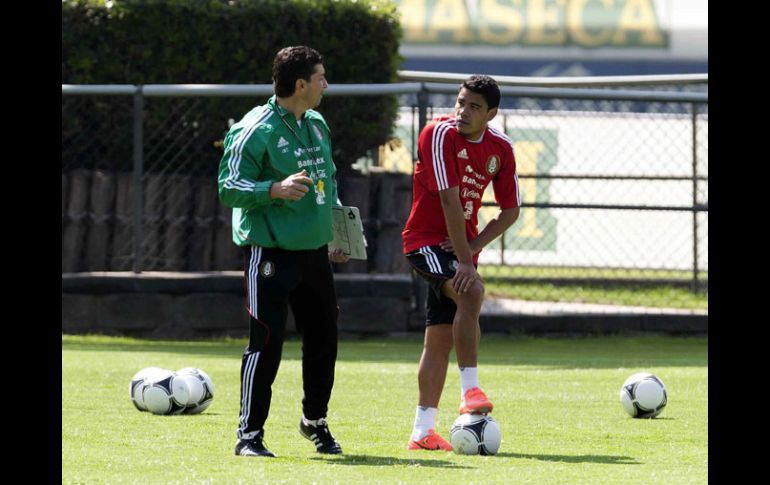 José Manuel de la Torre habla con Barrera durante el entrenamiento. MEXSPORT  /