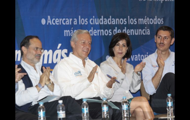 Maricarmen Mendoza con el resto de candidatos del PAN a las presidencias municipales de la zona metropolitana. ESPECIAL  /