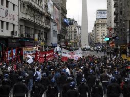 Un grupo de colombianos que viven en argentina protesta contra la presencia del ex presidente Álvaro Uribe. AFP  /