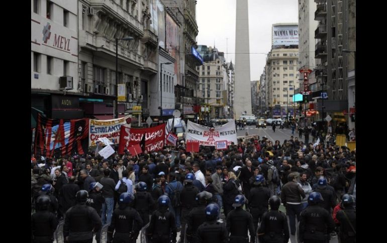 Un grupo de colombianos que viven en argentina protesta contra la presencia del ex presidente Álvaro Uribe. AFP  /