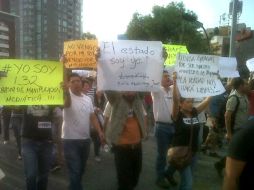 Los manifestantes partieron de avenida Chapultepec, recorrieron Niños Héroes y han realizado dos 'paradas' a medios de comunicación.  /