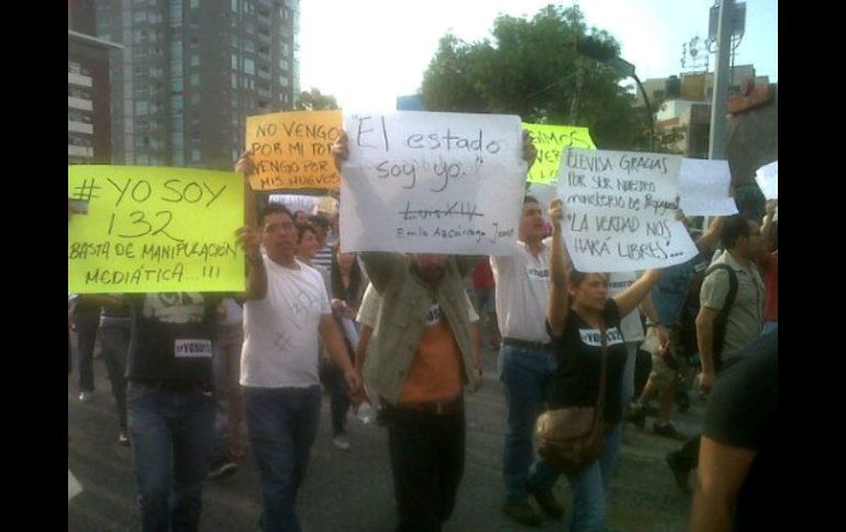 Los manifestantes partieron de avenida Chapultepec, recorrieron Niños Héroes y han realizado dos 'paradas' a medios de comunicación.  /