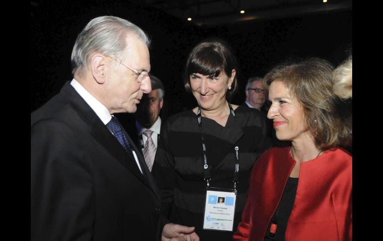 Jacques Rogge (izq) saluda a la alcaldesa de Madrid Ana Botello. EFE  /