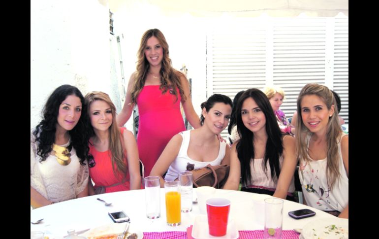 Paola Eggermont con Melisa Hernández, Luisa Lomelí, Paulina Oropeza, Gina del Toro y Olga Morales.  /