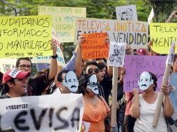 Unos mil jóvenes se encaminaron para manifestarse afuera de la emisora local de Televisa. EFE  /