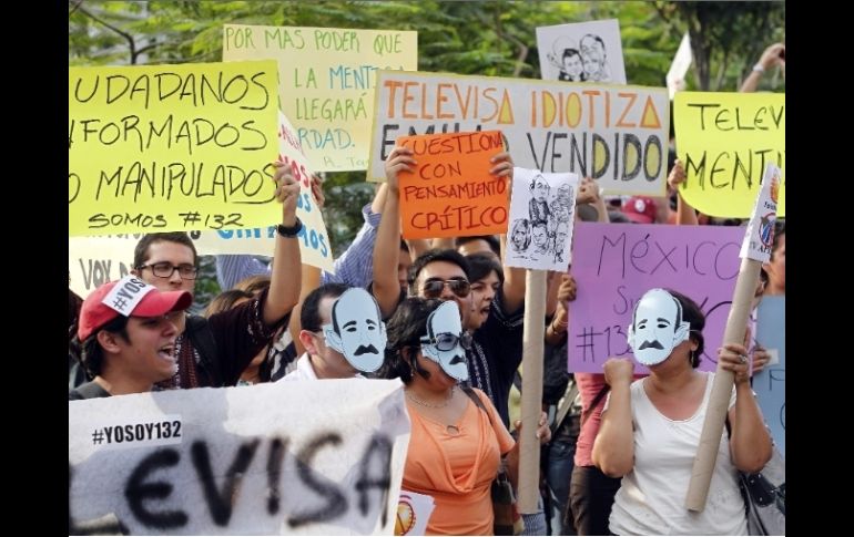 Unos mil jóvenes se encaminaron para manifestarse afuera de la emisora local de Televisa. EFE  /