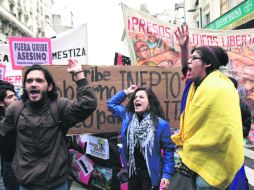 Colombianos residentes en Argentina y militantes de izquierda  protestan por la presencia del ex mandatario colombiano. REUTERS  /