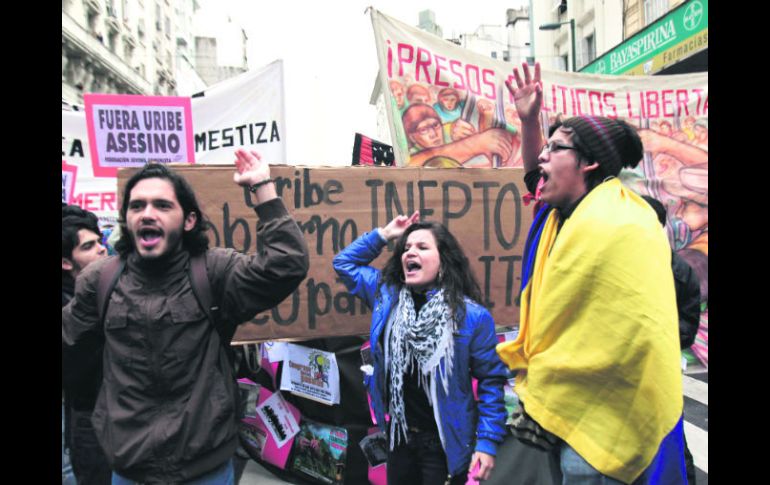 Colombianos residentes en Argentina y militantes de izquierda  protestan por la presencia del ex mandatario colombiano. REUTERS  /