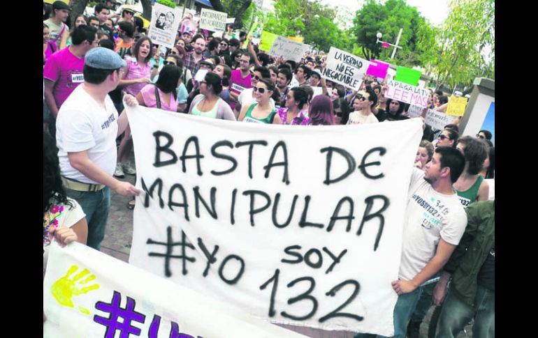 La convocatoria estaba dirigida en principio a estudiantes, pero el grupo tapatío fue sumando a ciudadanos a su paso.  /