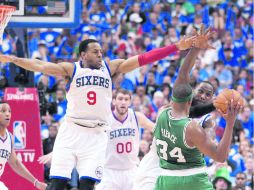 Paul Pierce (34), de Boston, intenta un pase, pero la defensa ferrea de los 76ers impide su cometido. AP  /