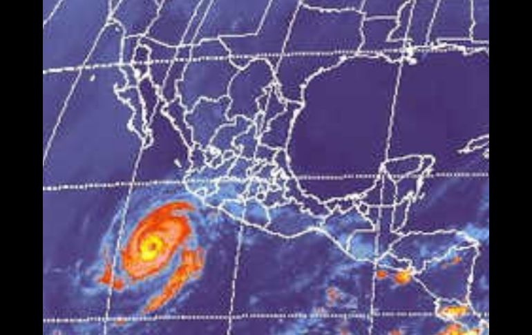 Imagen satelital proporcionada por Conagua que muestra la ubicación y dirección del meteoro. ESPECIAL  /