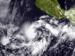 En la imagen satelital que se muestra el primer huracán de la temporada se ubica a unos 620 kilómetros de Manzanillo, Colima. AFP  /