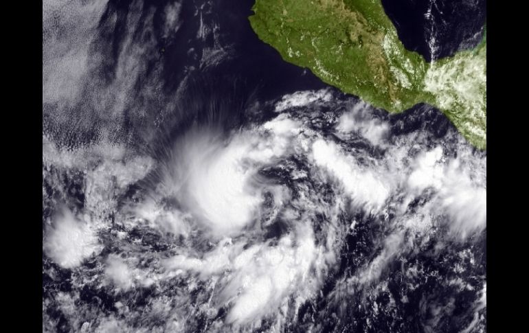 En la imagen satelital que se muestra el primer huracán de la temporada se ubica a unos 620 kilómetros de Manzanillo, Colima. AFP  /