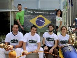 Activistas de Greenpeace en Tel Aviv, tras entregar la petición a la presidenta Dilma Rousseff. EFE  /