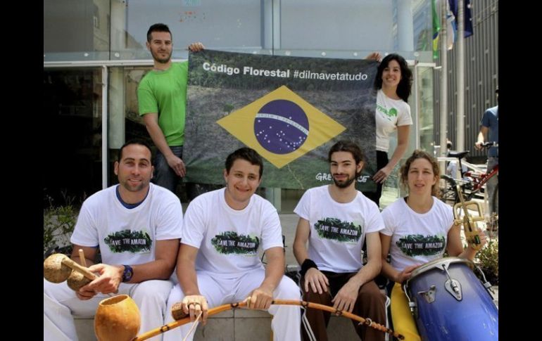 Activistas de Greenpeace en Tel Aviv, tras entregar la petición a la presidenta Dilma Rousseff. EFE  /