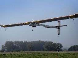 El 'Solar Impulse', alcanzó su altitud máxima, por encima de los ocho mil 100 metros. AFP  /