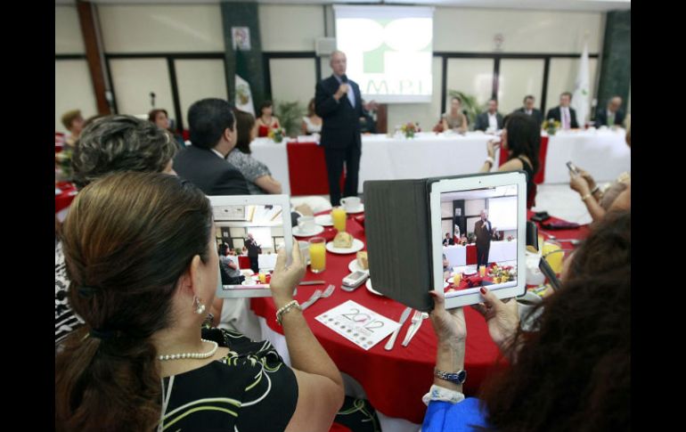 El candidato panista manifesto su apoyo al mercado de bienes inmuebles. ESPECIAL  /