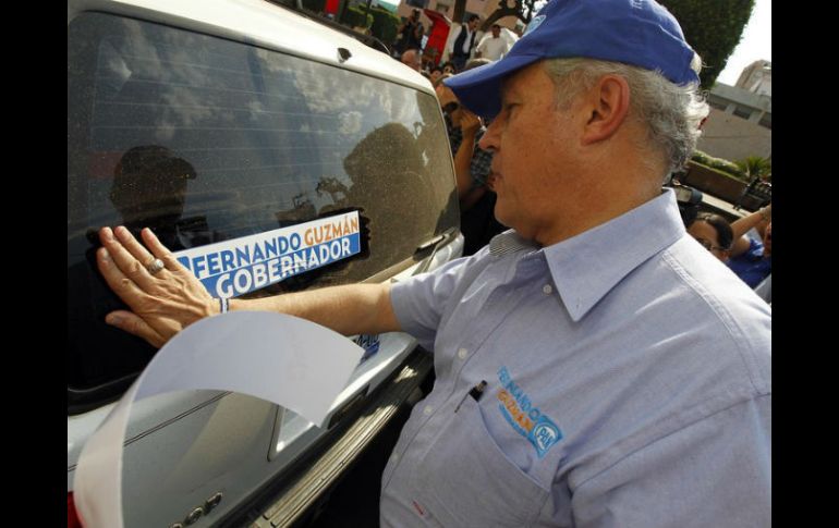 Para la campaña de Guzmán se mandaron hacer 100 mil calcomanías, de las cuales, en su mayoría ya fueron colocadas. ARCHIVO  /