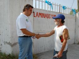 Un vecino se le acercó a Alfredo Barba para solicitarle la construcción de un parque. ESPECIAL  /