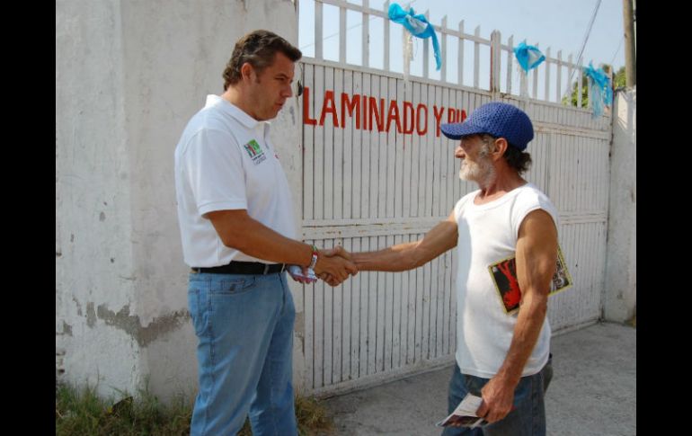 Un vecino se le acercó a Alfredo Barba para solicitarle la construcción de un parque. ESPECIAL  /