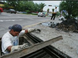 El objetivo es avanzar en el retiro de azolve en las zonas que tradicionalmente representan riesgo de inundación. ARCHIVO  /